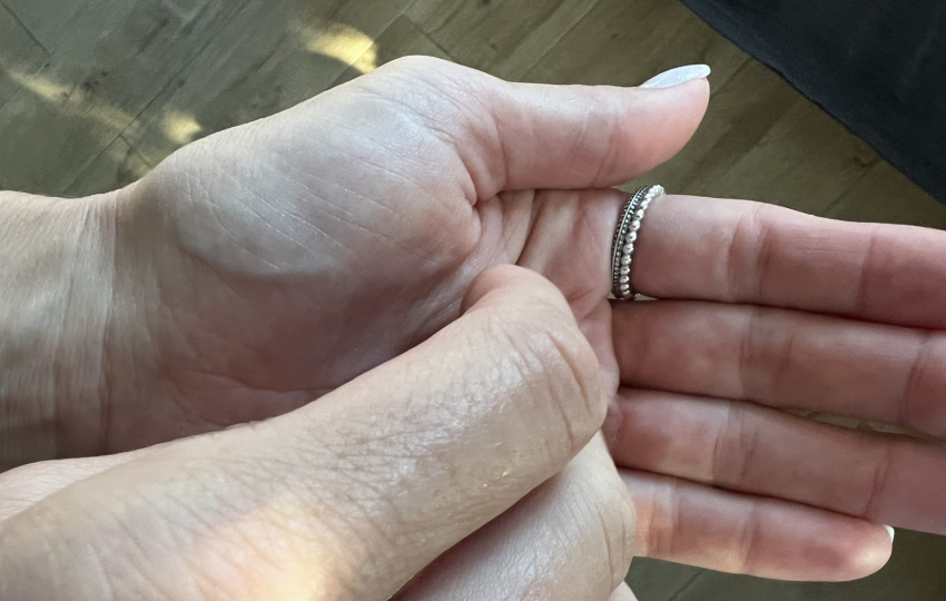 Что значит, когда чешется ладонь: эта примета сулит не только деньги