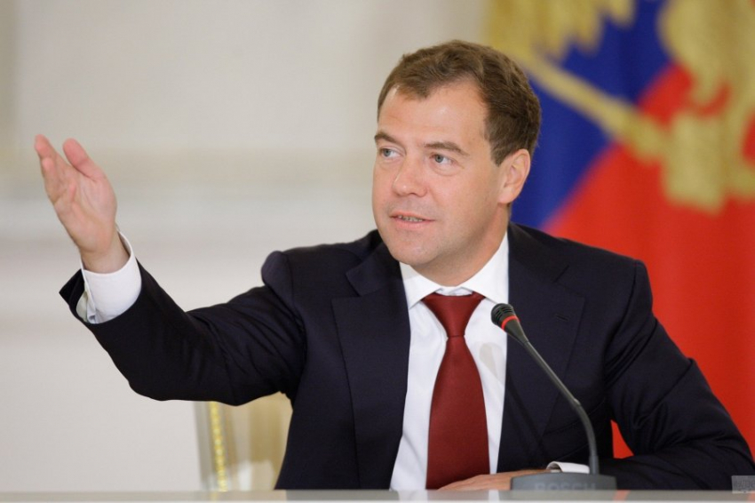 «Русские поедут голыми»: Дмитрий Медведев придумал страшную месть европейцам