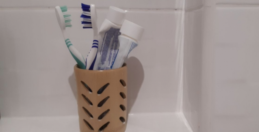 Как убрать желтый налет с зубов: беспроигрышные народные методы