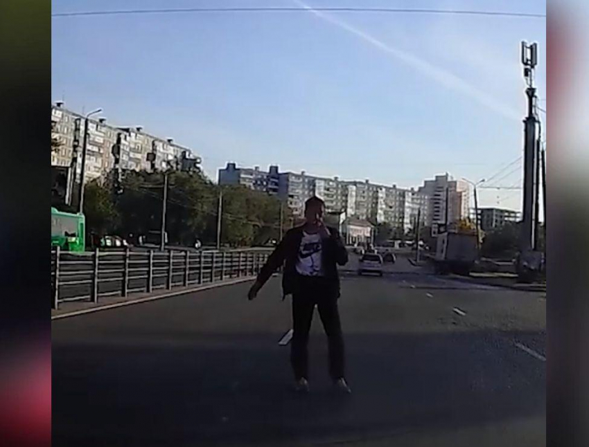 Похожий на Панина челябинец спровоцировал ДТП развлечениями на проезжей части дороги