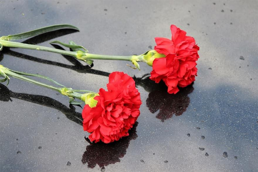 Жители Еревана несут цветы к посольству РФ в память о погибших миротворцах