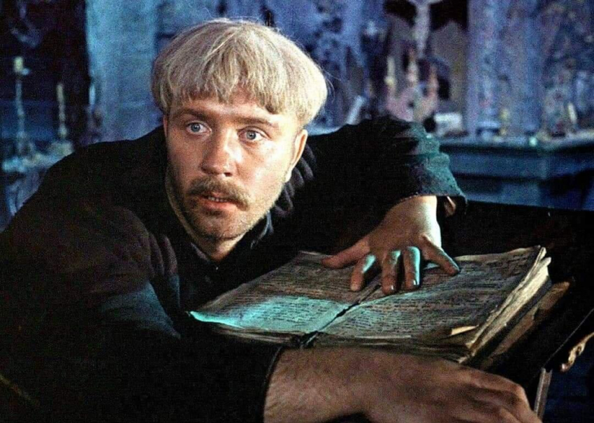 РБК: В фильме «Вий» обнаружился киноляп с одеждой героя Леонида Куравлева