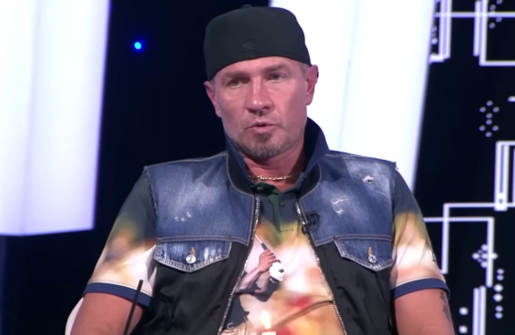 Роман Костомаров написал первое слово своим новым протезом руки