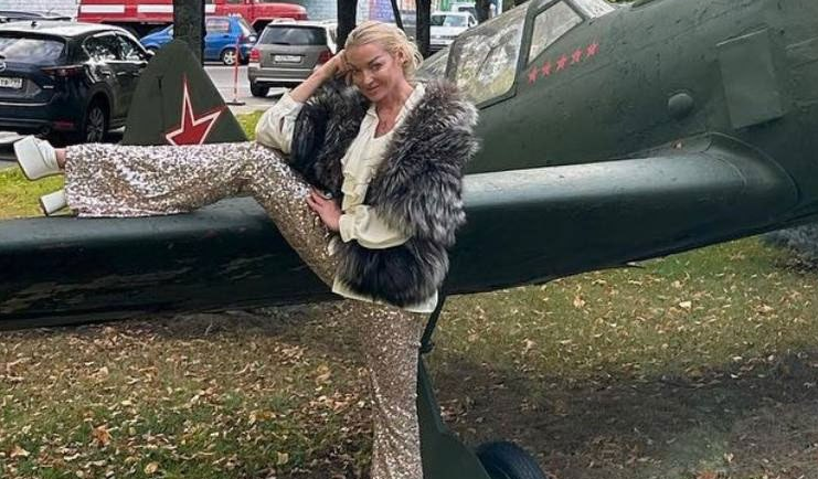 Волочкова оправдалась за полушпагат на военном истребителе Ла-5