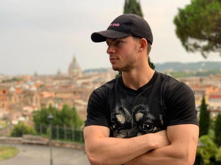 Филипп Газманов вышел в свет с моделью Аллой Брулетовой