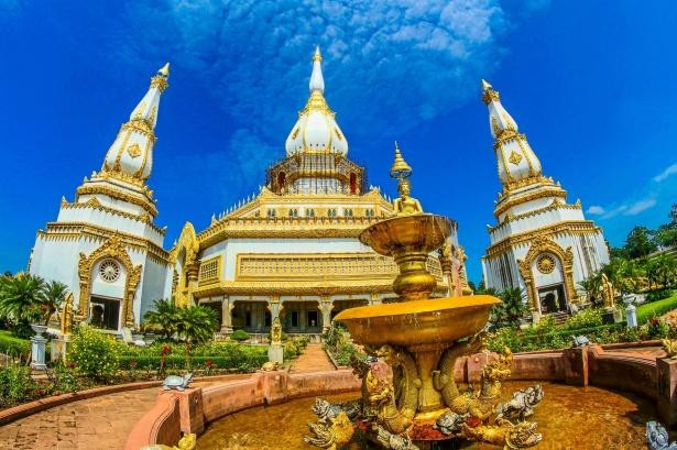 В Таиланде водитель микроавтобуса высадил россиянок посреди дороги