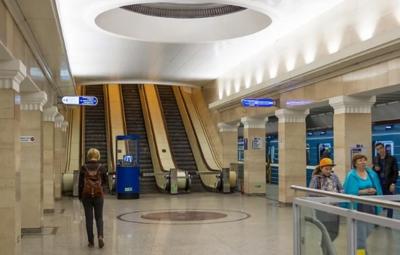 Названы признаки, по которым определяют потенциально опасного пассажира в метро Петербурга