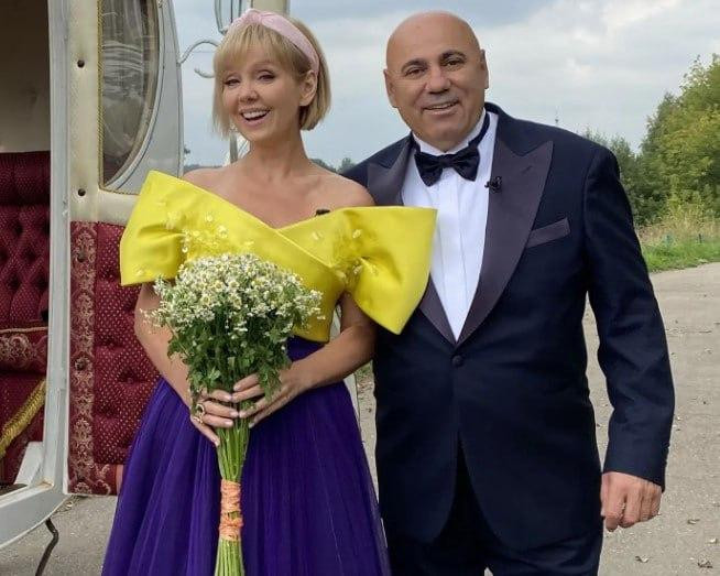 Пригожин объяснил, зачем Волочкова подняла ногу на самолет