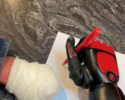 Роман Костомаров продал японский мотоцикл, чтобы протезировать руку