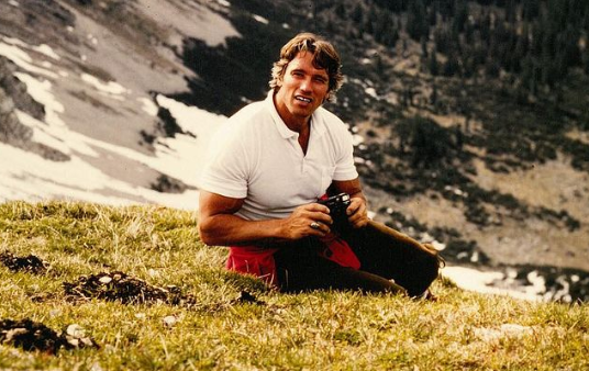 Арнольда Шварценеггера заставили грызть труп стервятника