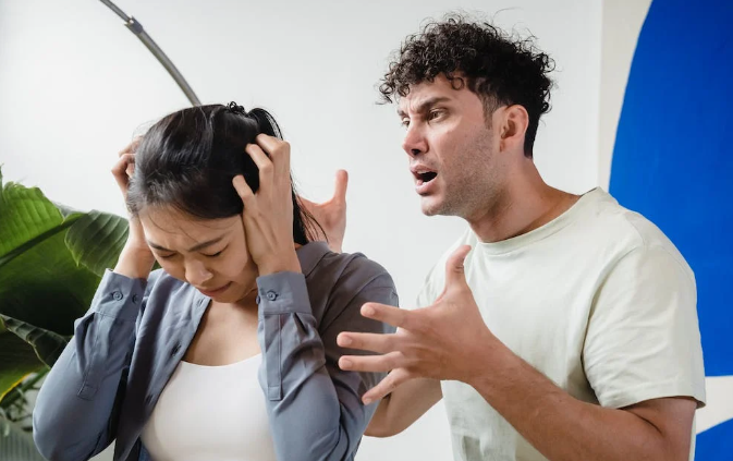 Психолог Беккер-Фелпс назвала способ избавиться от постоянных ссор с партнером