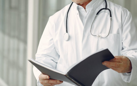 Онколог Карасев рассказал о «мелочи», способной предупредить о раке