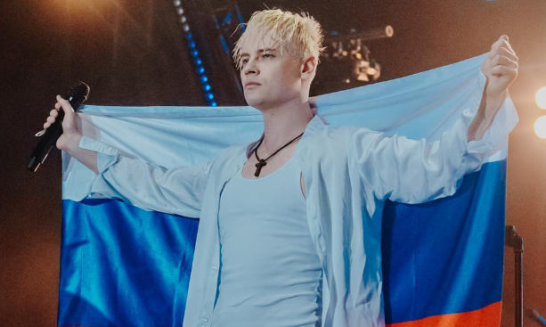 Бабушка певца SHAMAN вспомнила, как вторая жена артиста благодарила ее на коленях