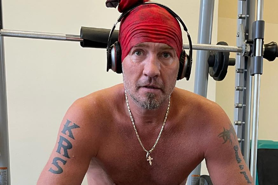 Переживший ампутацию конечностей Роман Костомаров сел за руль