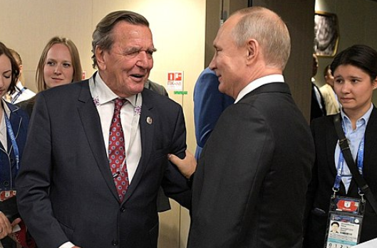 Экс-канцлер ФРГ Шредер не стал отмахиваться от дружбы с Путиным