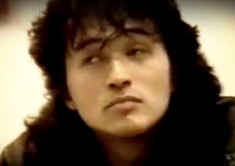 Галстук Виктора Цоя с его автографом собираются продать за 2,5 миллиона рублей