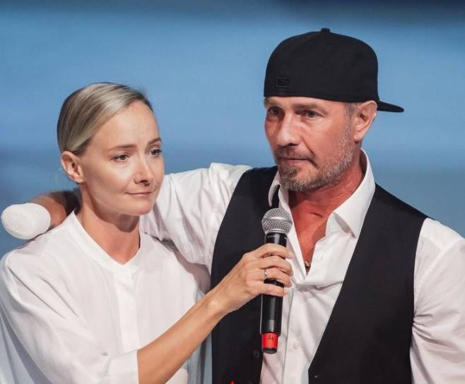 Жена Романа Костомарова Домнина заявила, что главная поддержка во время болезни мужа шла от его брата