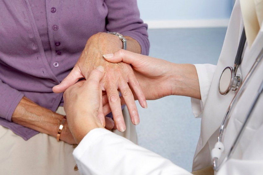 Врач развеяла мифы о боли в суставах