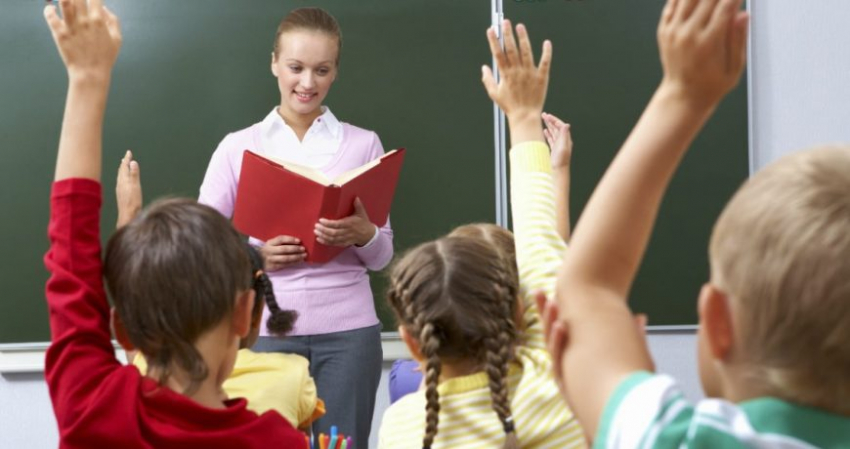 День учителя в 2023 году: что подарить и как красиво поздравить учителя с праздником 