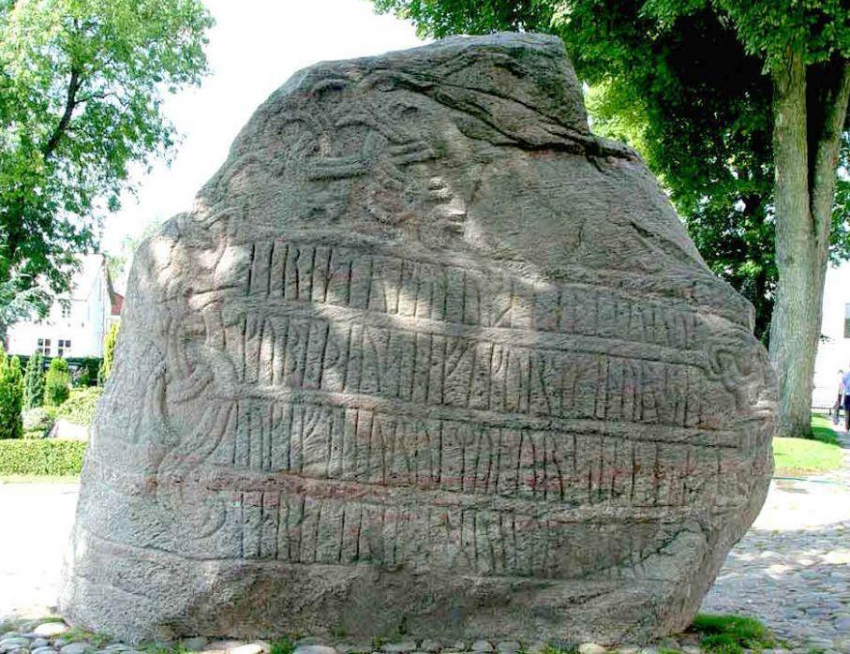 Рунический камень Еллинг подтвердил могущество королевы викингов Тайры