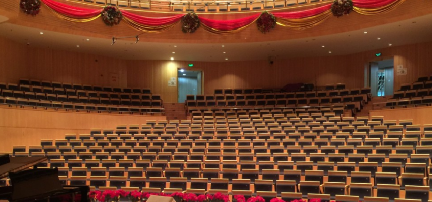 В Якутии мать с детьми согнали с места на концерте ради депутата и священника