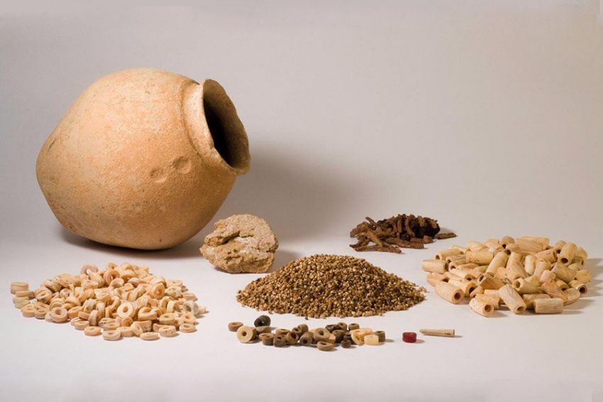 В Иордании найден 5600-летний горшок с бусами