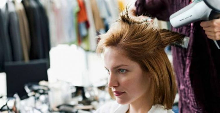 Запрещена женщинам после 40-ка: стилистка назвала неудачную прическу, подчеркивающую признаки старения