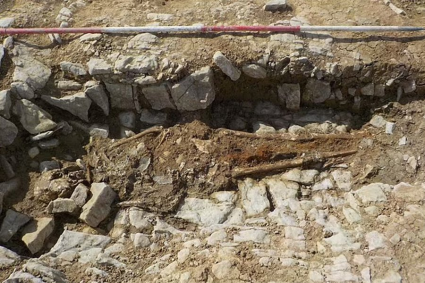 В Уэльсе обнаружено редкое средневековое кладбище со странными захоронениями