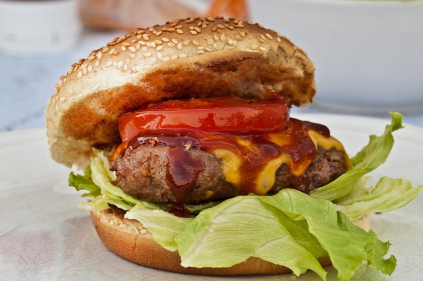 Почти 90% гамбургеров, стейков и продуктов растительного происхождения содержат канцерогенный микропластик