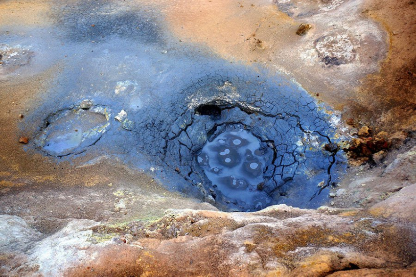 Исследование раскрывает потенциальное происхождение жизни в древних горячих источниках