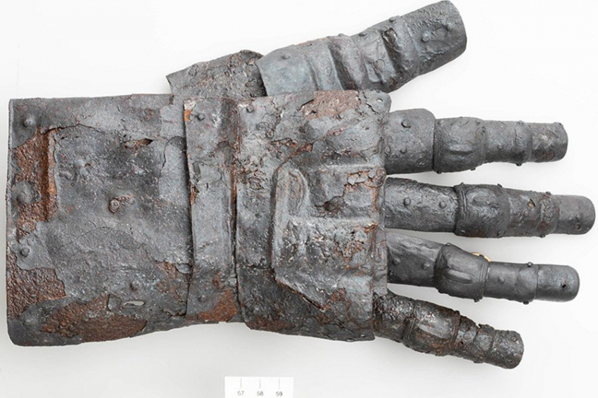 Железную перчатку 14 века в отличном состоянии обнаружили в Швейцарии