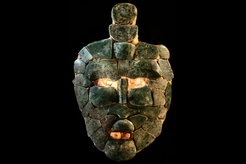 Потрясающая маска из нефритовой мозаики найдена в королевской гробнице майя