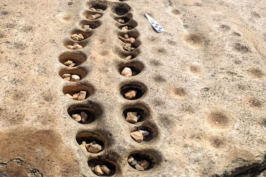 В Кении обнаружена целая галерея из высеченных в скале древних игровых досок манкала