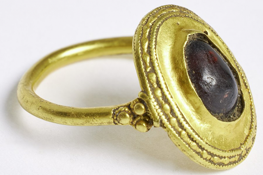 Редкое золотое кольцо Меровингов найдено в Дании