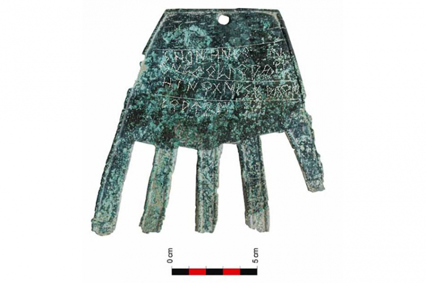 Бронзовая рука с редкой васконской письменностью найдена в Испании