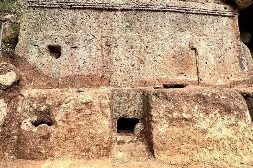 Монументальная этрусская гробница обнаружена в некрополе в Италии