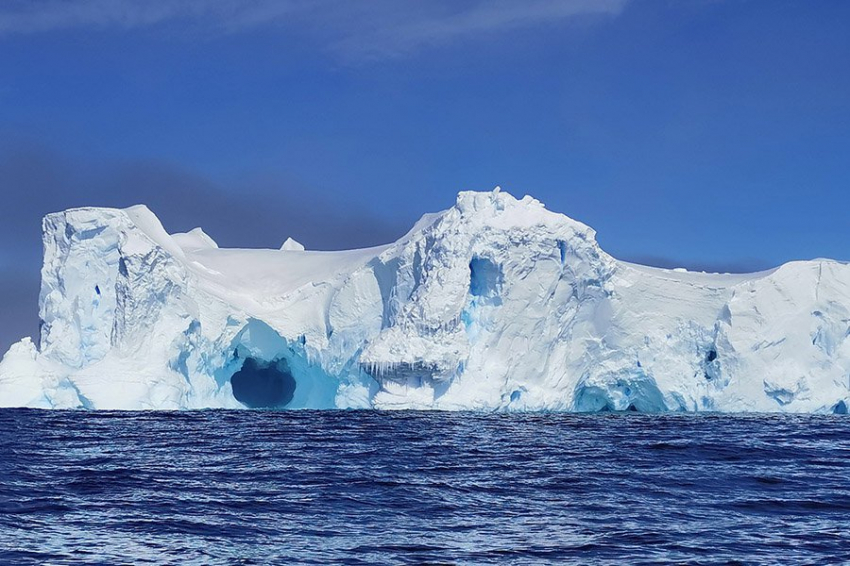 Антарктический ледник трескается со скоростью 130 километров в час