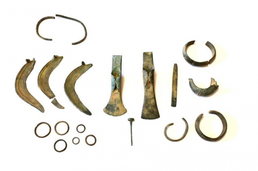 Топоры и серпы бронзового века найдены в Польше