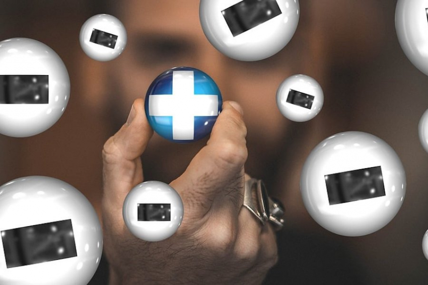 Одноименно заряженные частицы в жидкости могут притягиваться друг к другу