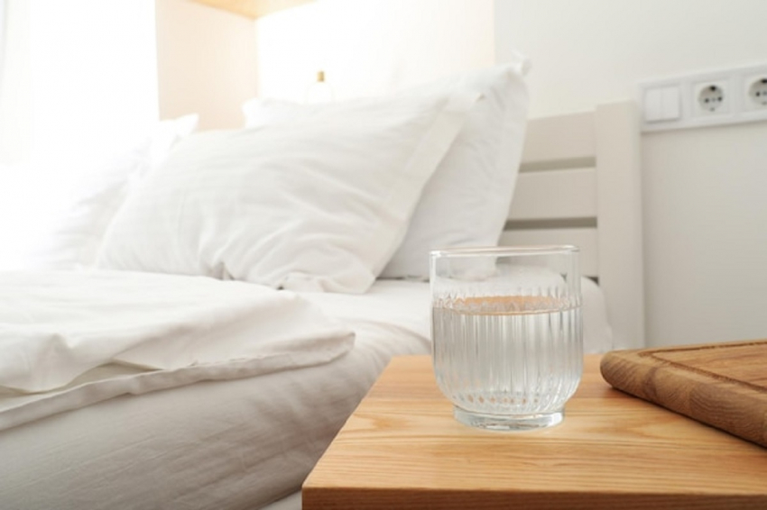 Перед сном поставьте у кровати стакан с соленой водой и спите спокойно: зачем это нужно — польза невероятна