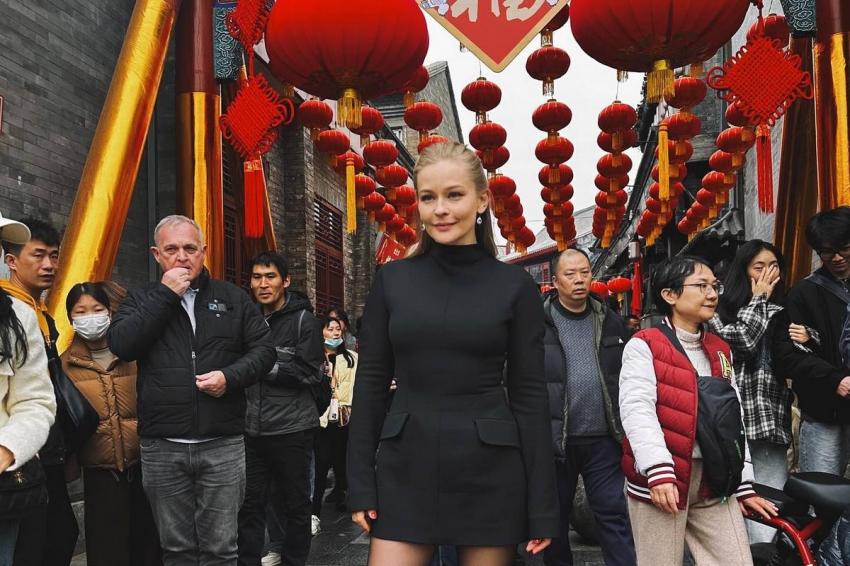 Юлия Пересильд на презентации фильма «Вызов» в Китае появилась в обтягивающем мини