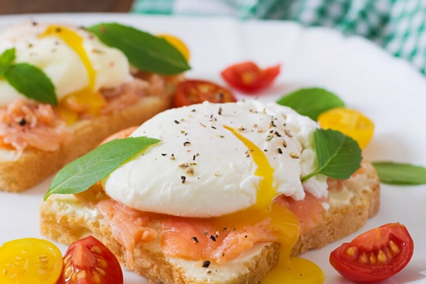 Как приготовить яйцо пашот в микроволновке: самый быстрый и простой способ