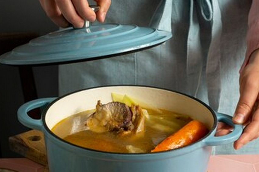 Почему нельзя убирать пенку с бульона: очень неожиданное решение