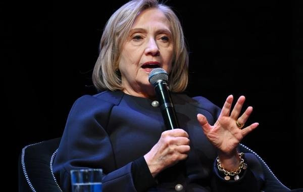 Клинтон призвала недовольных избирателей смириться с Байденом и Трампом