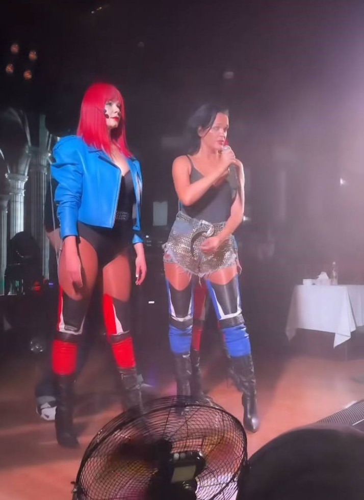 Певица Слава появилась на концерте в Сибири в мини-шортах и топе с глубоким декольте