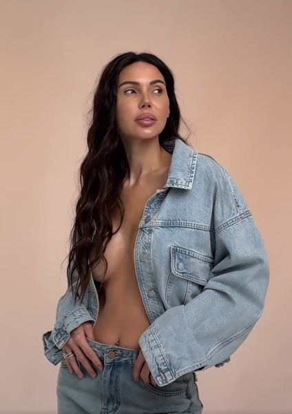 Блогер Оксана Самойлова разместила фото без бюстгальтера