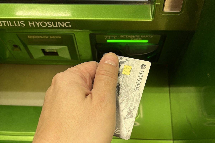 С завтрашнего дня – полный запрет: всех, кто снимает деньги с банковской карты, ждет сюрприз