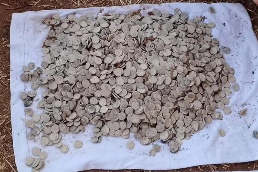 Глиняный горшок с 3730 свинцовыми монетами возрастом 2000 лет найден в Индии
