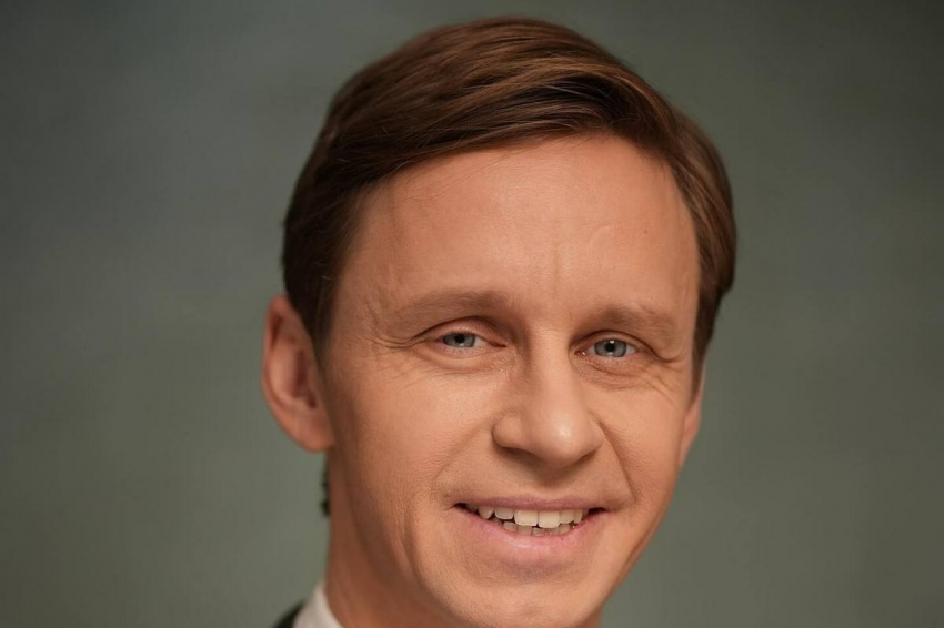 Актер Мартынов обещает удивить зрителей сериала «Универ. 13 лет спустя»