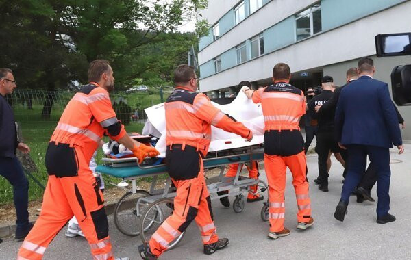 Премьер-министра Словакии после операции ввели в состояние искусственной комы